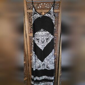 🌟 Rip Curl Black and White Maxi Dress